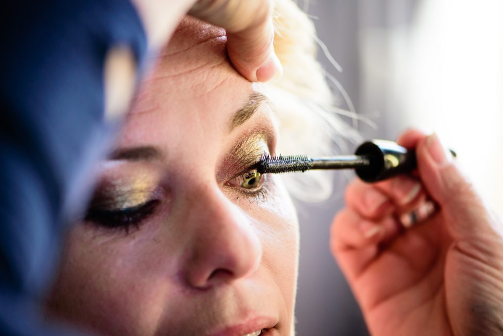Documentaire trouwfotografie van het make-up zetten kasteel in België