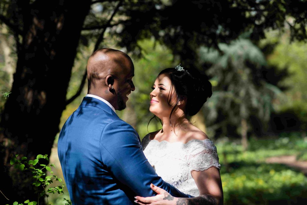 spontane-fotoshoot-huwelijk-lichtstralen-bomen