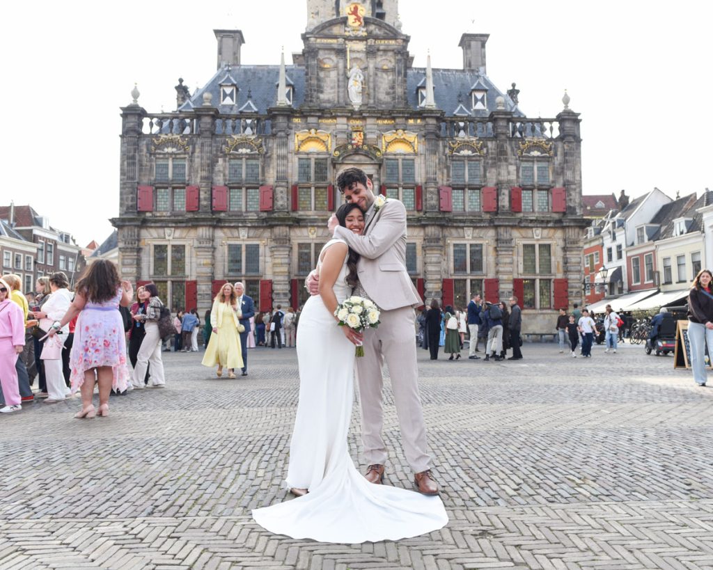 trouwfotograaf-delft-stadhuis-markt-bruidspaar