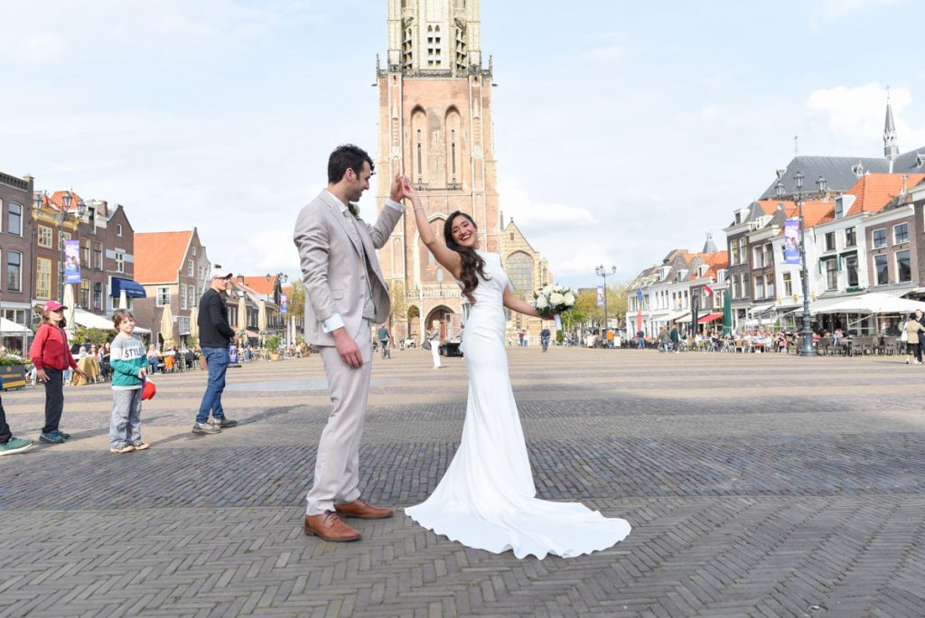 trouwfotoshoot-markt-delft-nieuwe-kerk-achtergrond